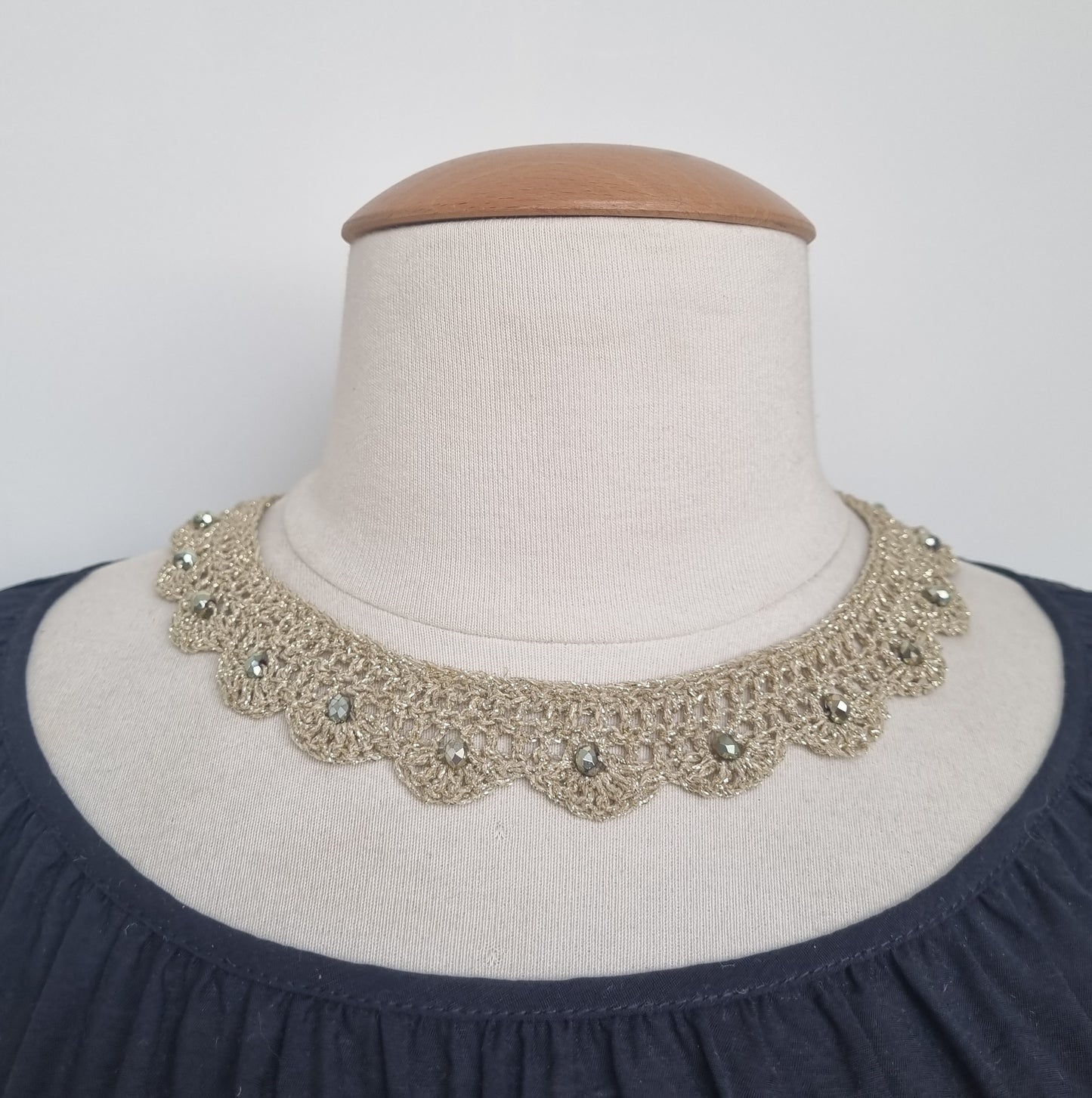 Gold Collar (08)